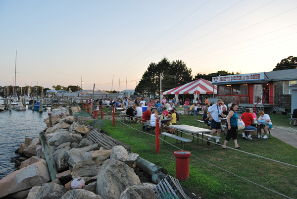 Abbott's_Lobster_In_the_Rough,_Groton,_CT