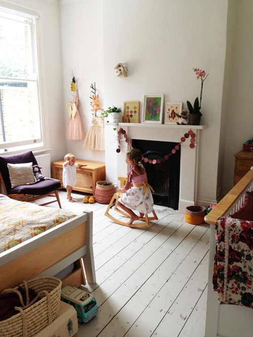 ivy-and-marlow-in-girls-room