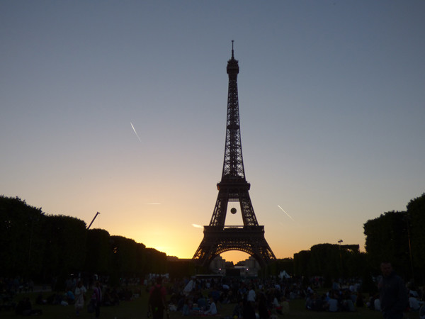 eiffel-tower-at-night